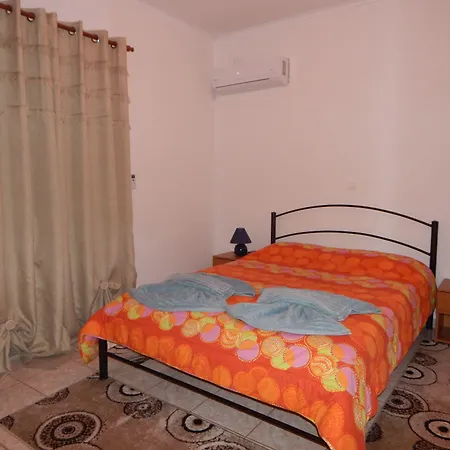 Small Country In Διαμέρισμα *